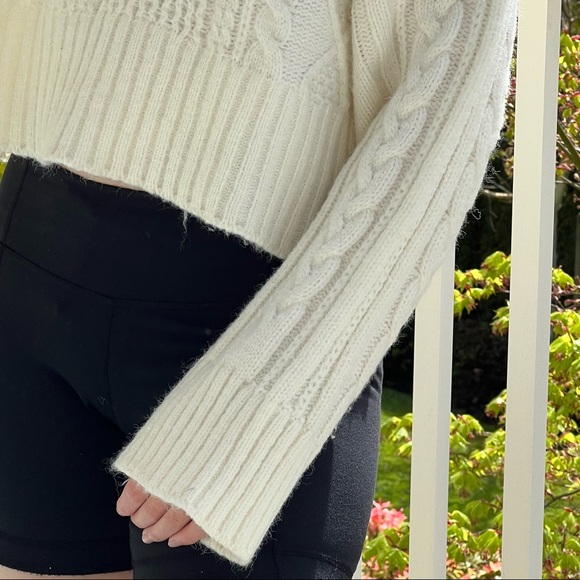 KOREAN WHITE CHUNKY CROPPED SWEATER - Picture 3 of 4